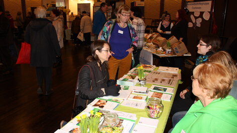 Menschen an Infostand