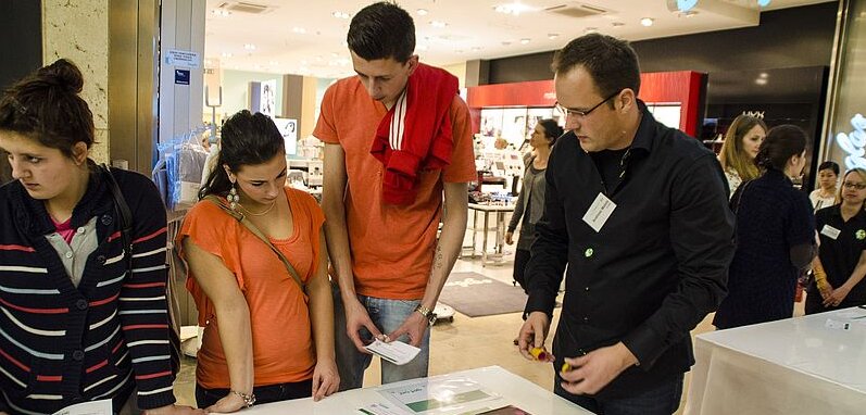 Menschen an Infostand