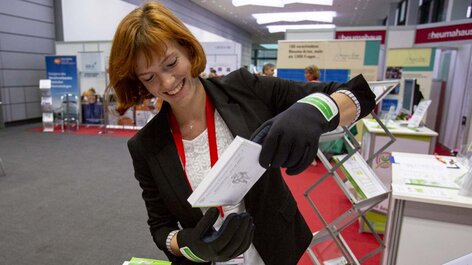 Frau bei Experiment Docs on the run Infostand Infoveranstaltung