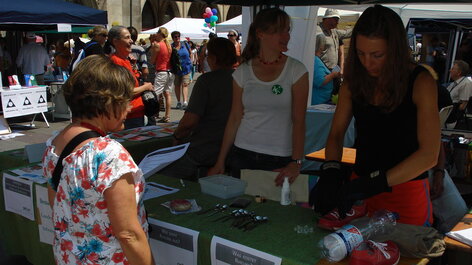 Menschen an Infostand