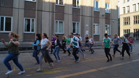 Bewegung bei Rheuma Liga rheumaliga aktiv hochr Bewegungsprogramm Meschen beim Sport