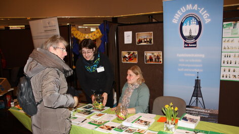 Menschen an Infostand