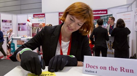 Frau bei Experiment Docs on the run Infostand Infoveranstaltung