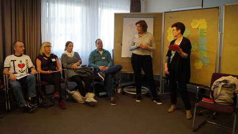 Workshop Arbeit Gruppe präsentiert Ergebnisse Rheuma Liga rheumaliga