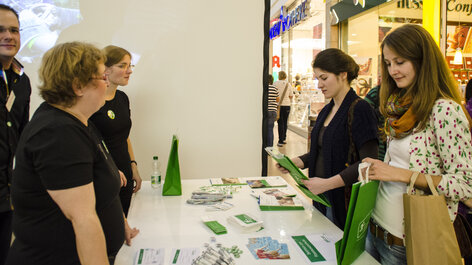 Menschen an Infostand