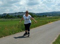 Frau fährt Inlineskates