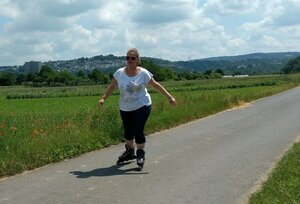 Frau fährt Inlineskates