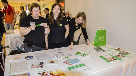 Menschen an Infostand