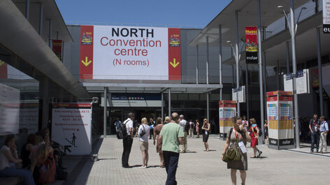 Schild North Convention Center EULAR Treppe Menschen