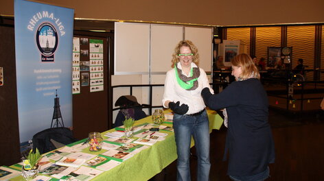 Infostand und zwei Frauen 