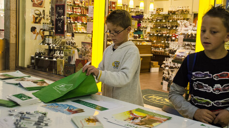 Kinder an Infostand