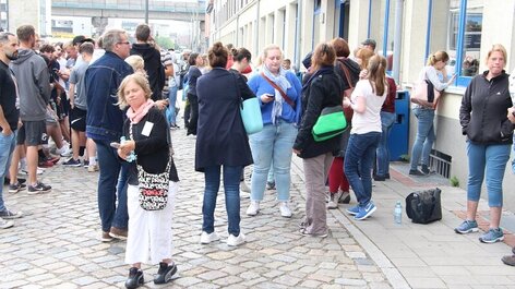 Menschen stehen herum warten