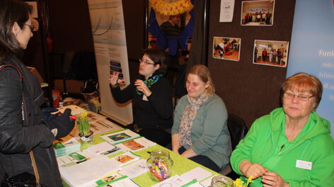 Menschen an Infostand