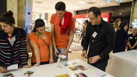 Menschen an Infostand