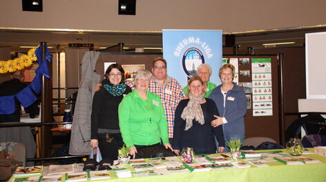 Gruppenfoto vor Infostand