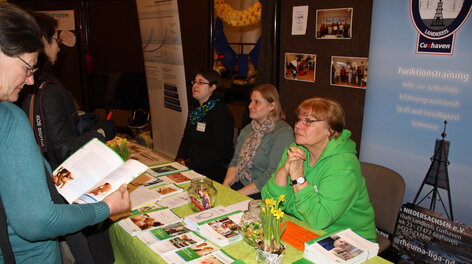 Menschen an Infostand