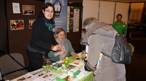 Menschen an Infostand