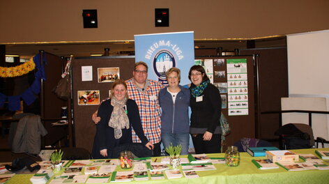 Vier Personen vor Infostand