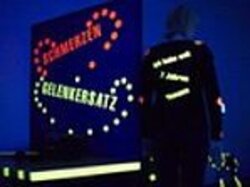 Reise ins Dunkel Gelenkersatz Neon Schwarzlicht Ausstellung Rheuma Liga rheumaliga