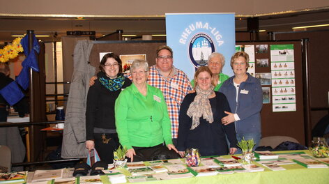 Gruppenfoto vor Infostand