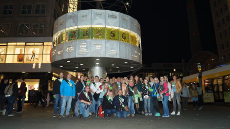 Gruppenfoto vor der Weltzeituhr