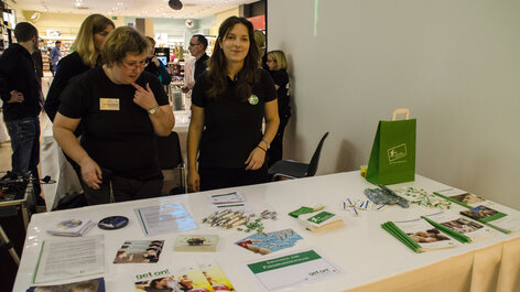 Menschen an Infostand