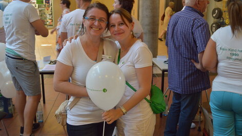 Zwei Frauen mit Luftballon