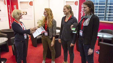 Frauen bei  Docs on the run Infostand Infoveranstaltung