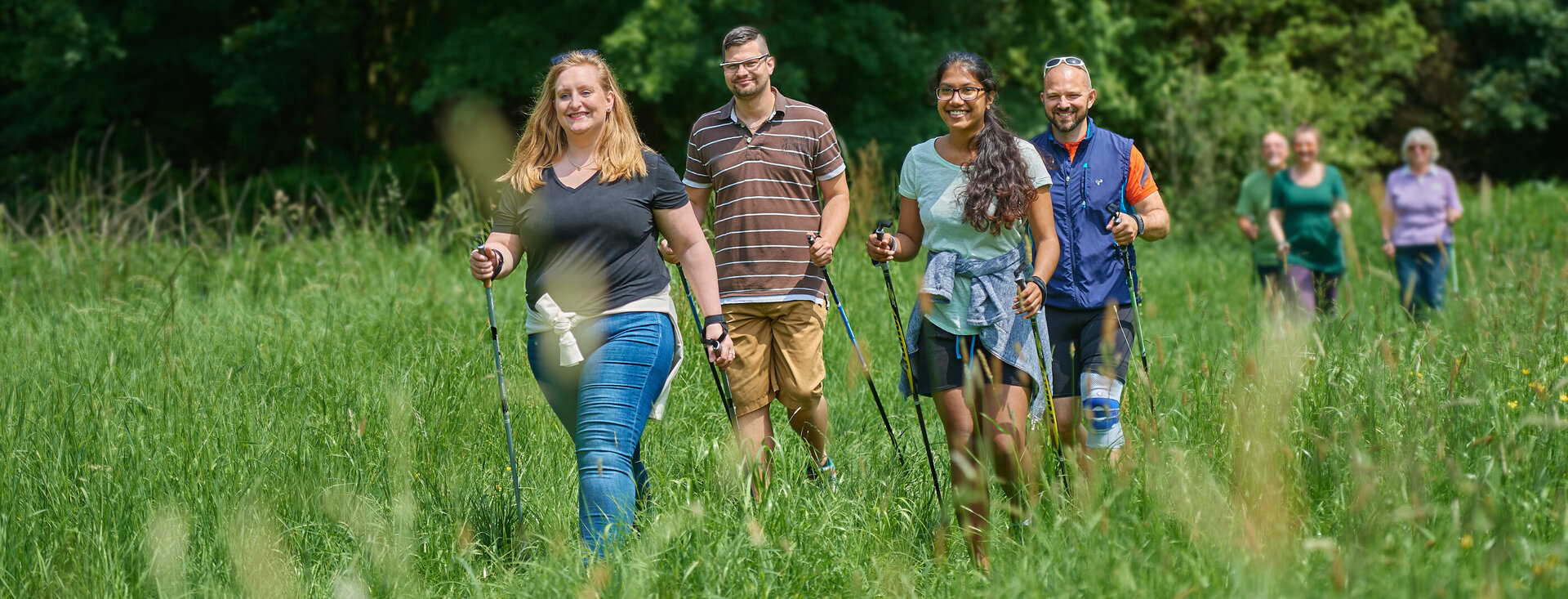 Gruppe von Menschen beim Nordic Walking