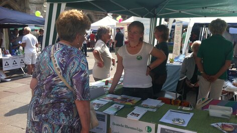 Menschen an Infostand