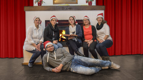 Gruppenfoto Weihnachten vor Kamin