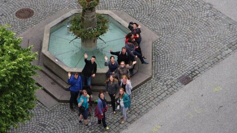 Vogelperspektive Brunnen mit winkenden Menschen