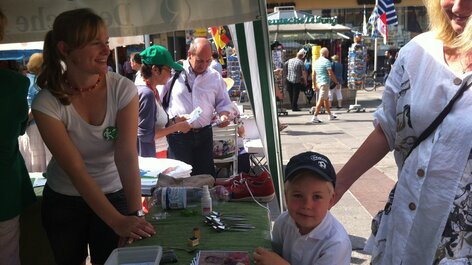 Kleiner Junge an Infostand